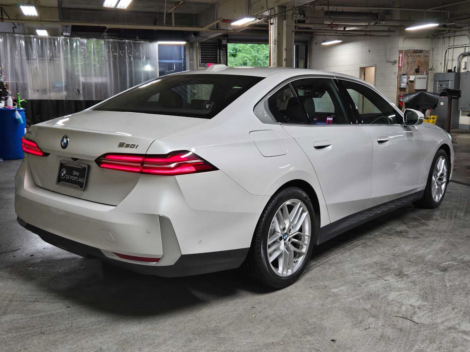 Used 2024 BMW 530i xDrive AWD/4WD image 3