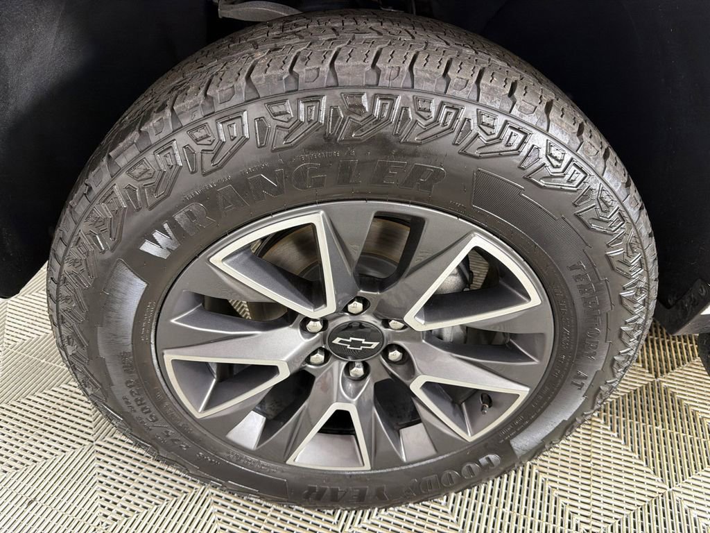 Used 2024 Chevrolet Tahoe Z71 w/ Luxury Package AWD/4WD image 12