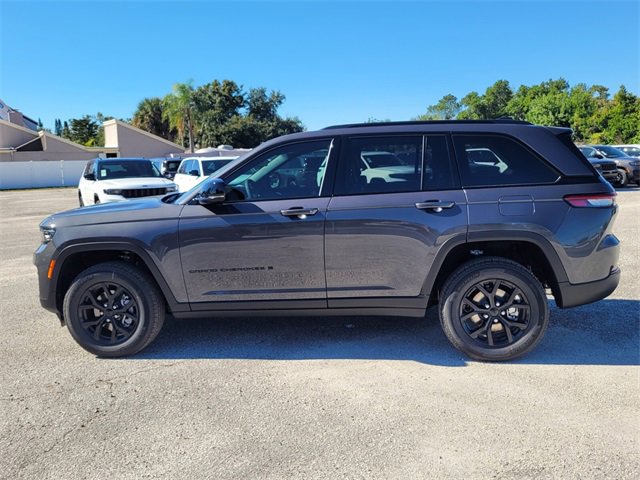 Used 2025 Jeep Grand Cherokee Altitude image 4