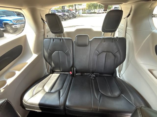 Used 2023 Chrysler Pacifica Touring-L FWD image 13