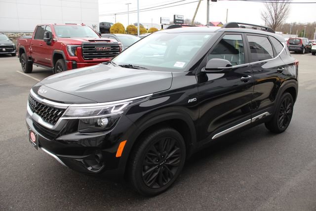 Used 2023 Kia Seltos Nightfall Edition image 2