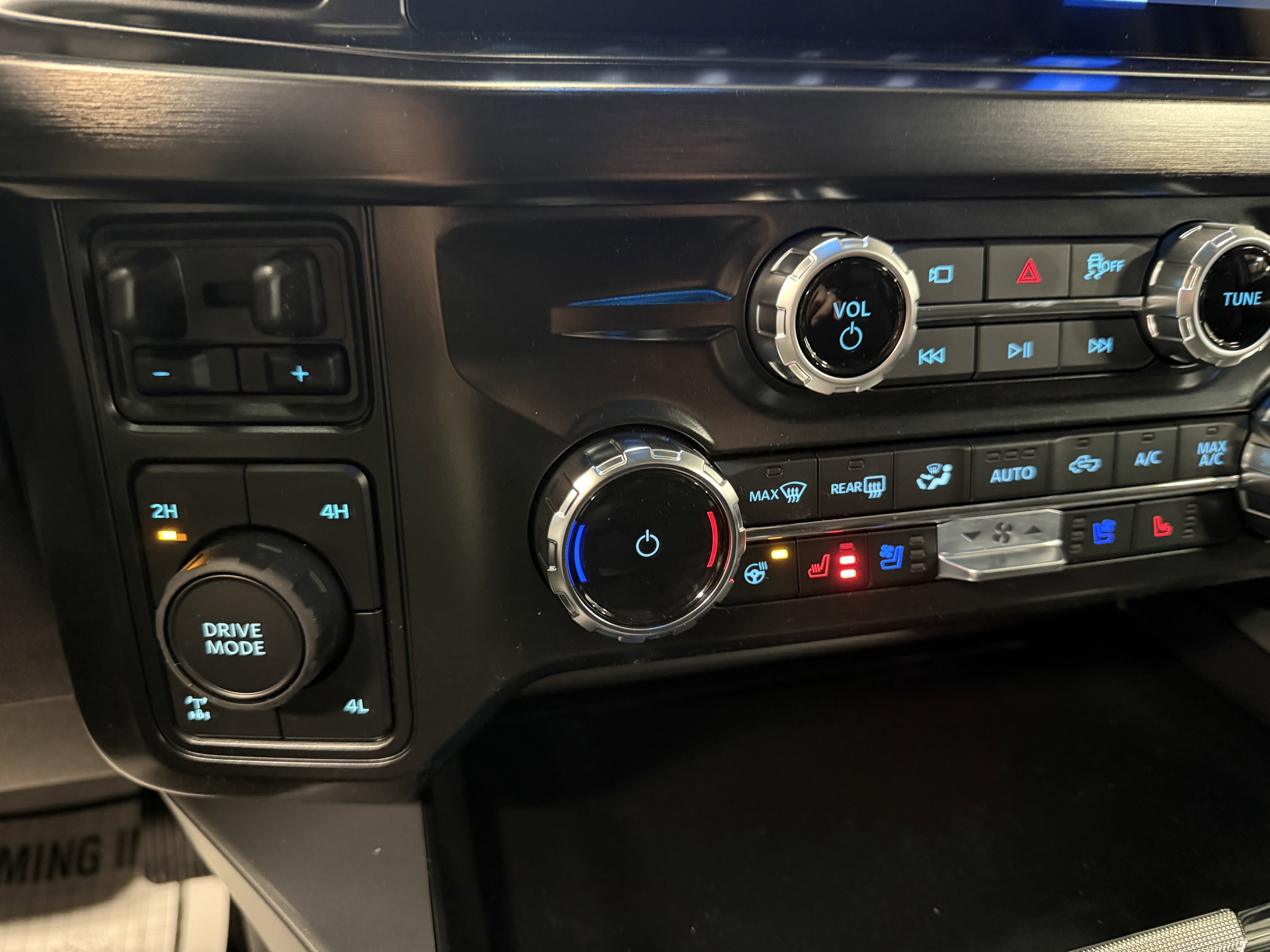 New 2026 Ford F250 Lariat w/ Black Appearance Package image 16