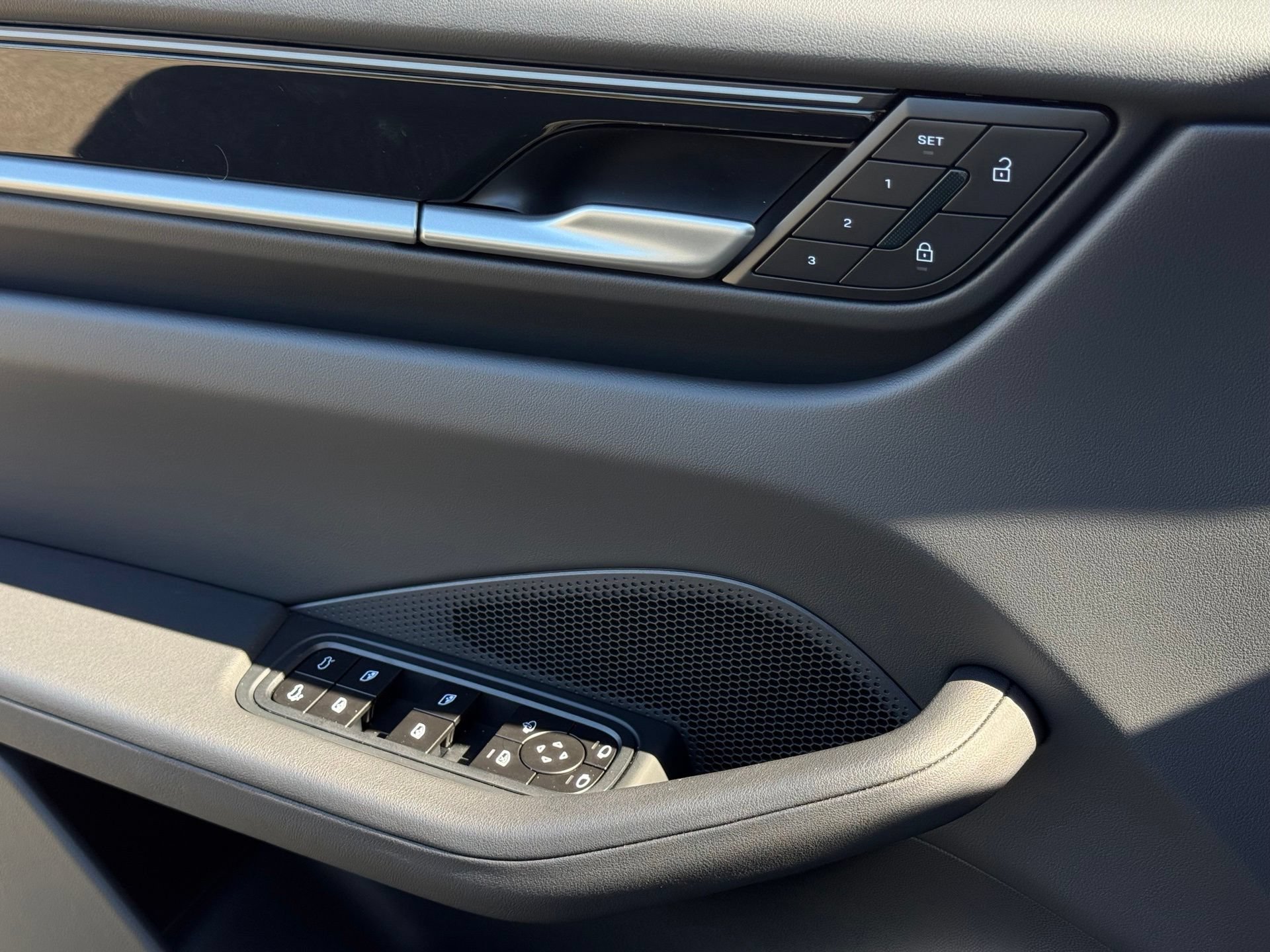 Used 2026 Porsche Macan Electric RWD image 25