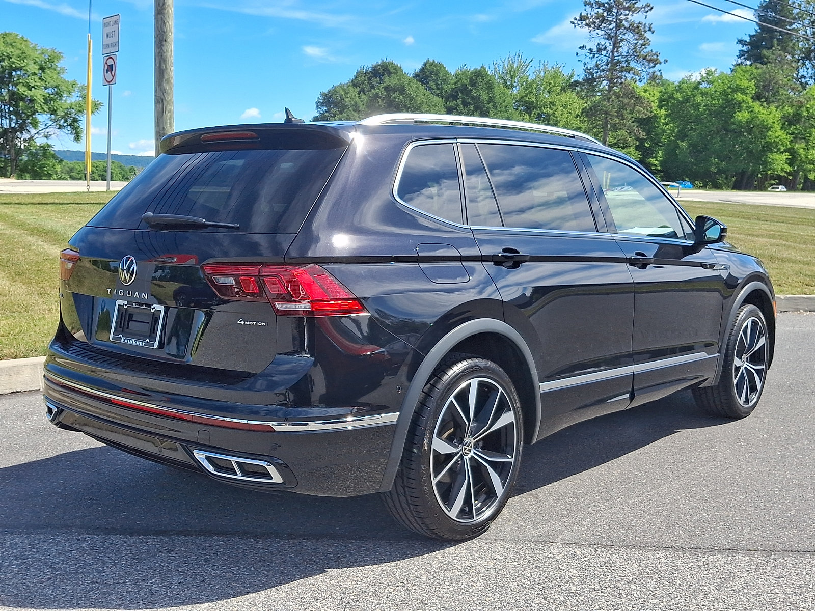 Used 2023 Volkswagen Tiguan SEL R-Line AWD/4WD image 7