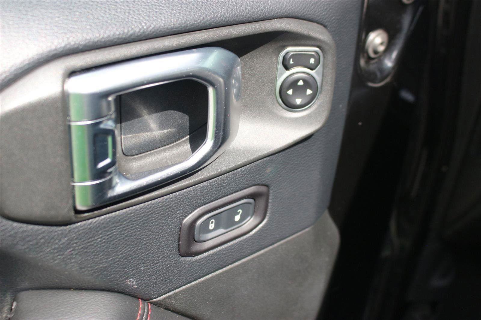 Used 2018 Jeep Wrangler Unlimited Rubicon w/ Cold Weather Group image 13