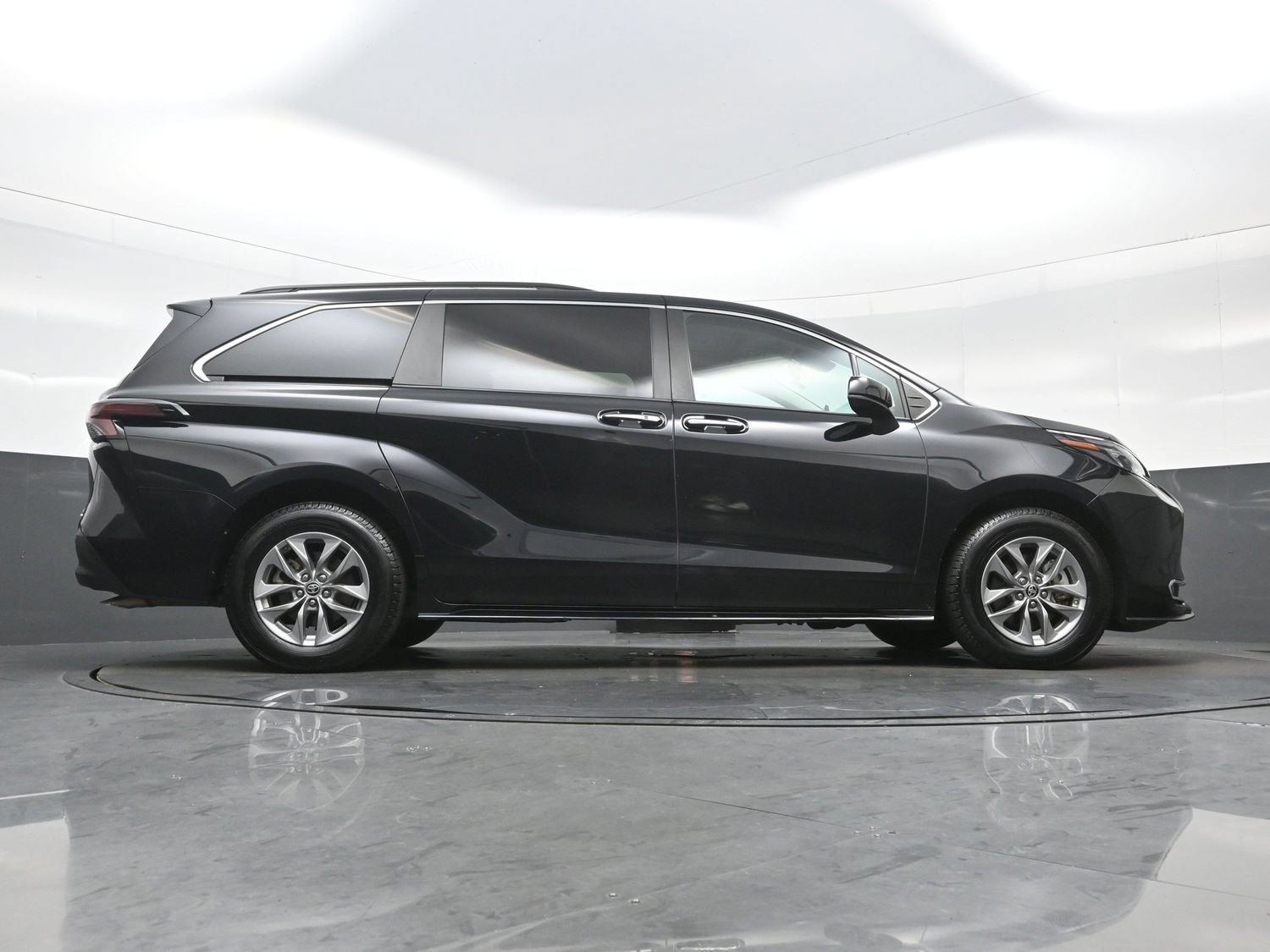 Used 2024 Toyota Sienna XLE FWD image 35