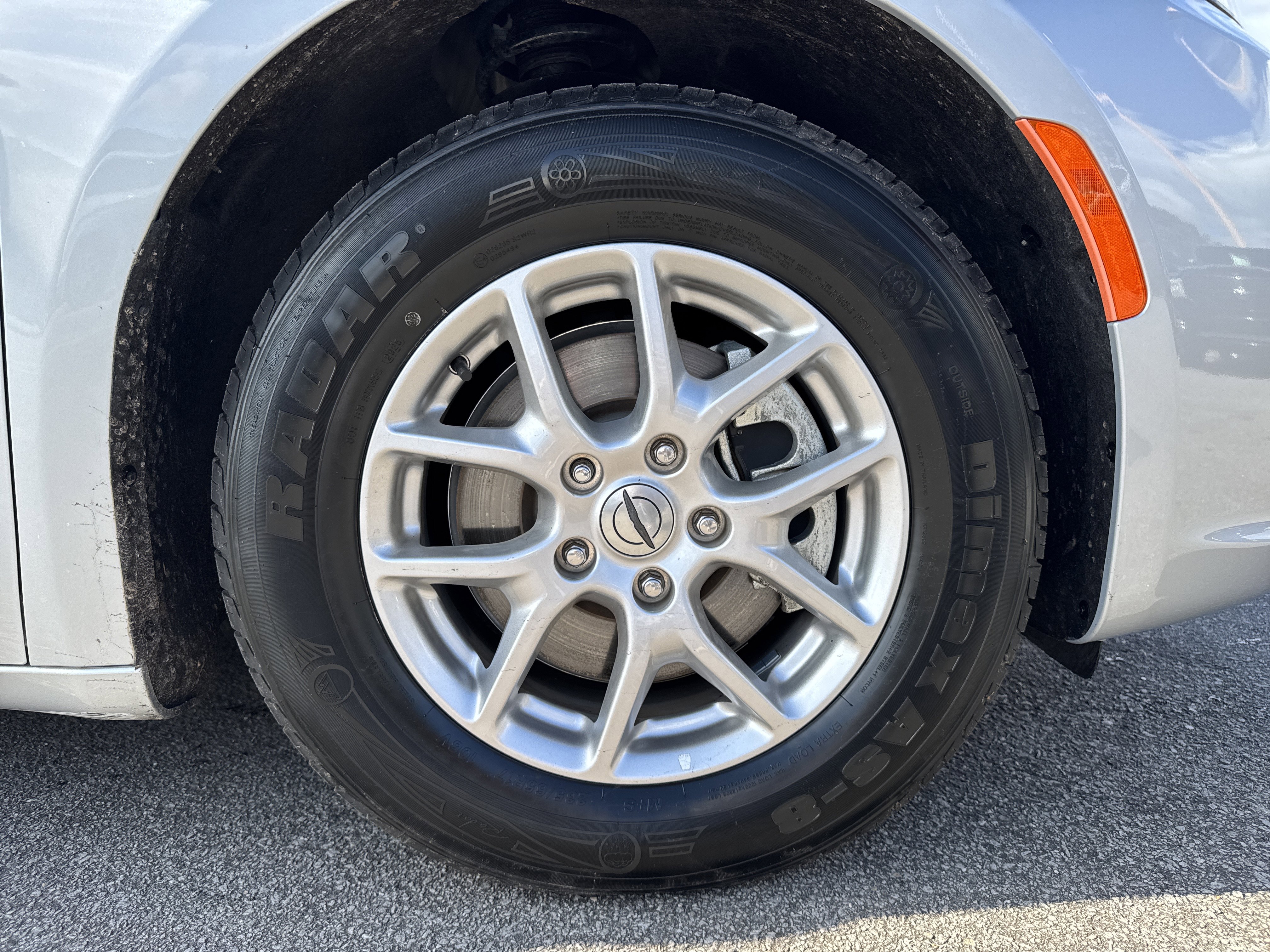 Used 2024 Chrysler Pacifica Touring-L image 13