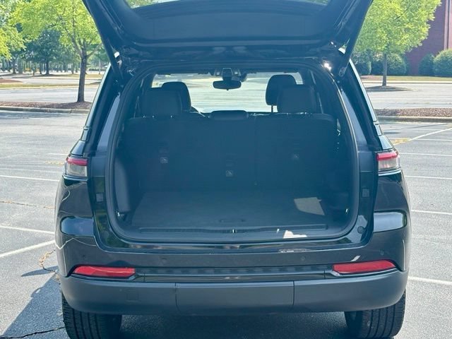 Used 2023 Jeep Grand Cherokee Altitude RWD image 17