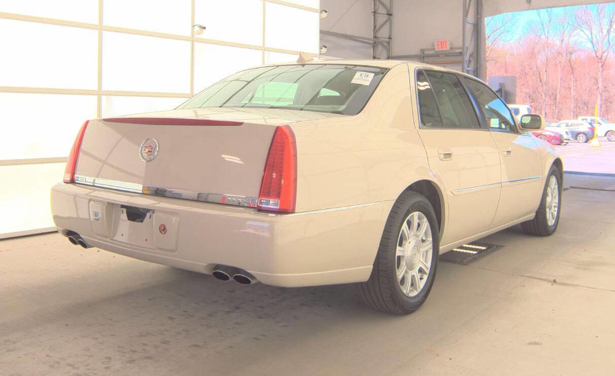Used 2011 Cadillac DTS FWD image 21