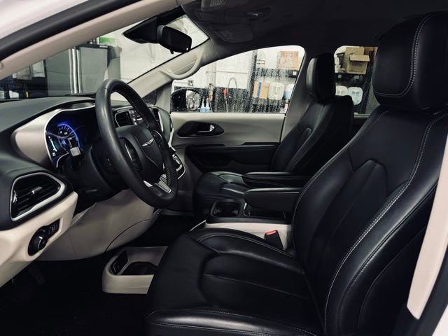 Used 2024 Chrysler Pacifica Touring-L image 18