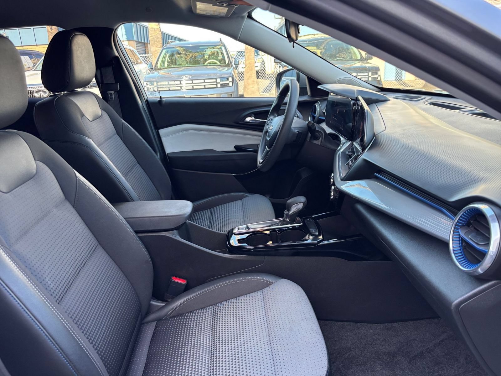 Used 2025 Chevrolet Trax LT FWD image 34