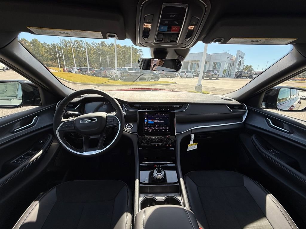 New 2025 Jeep Grand Cherokee Laredo image 12