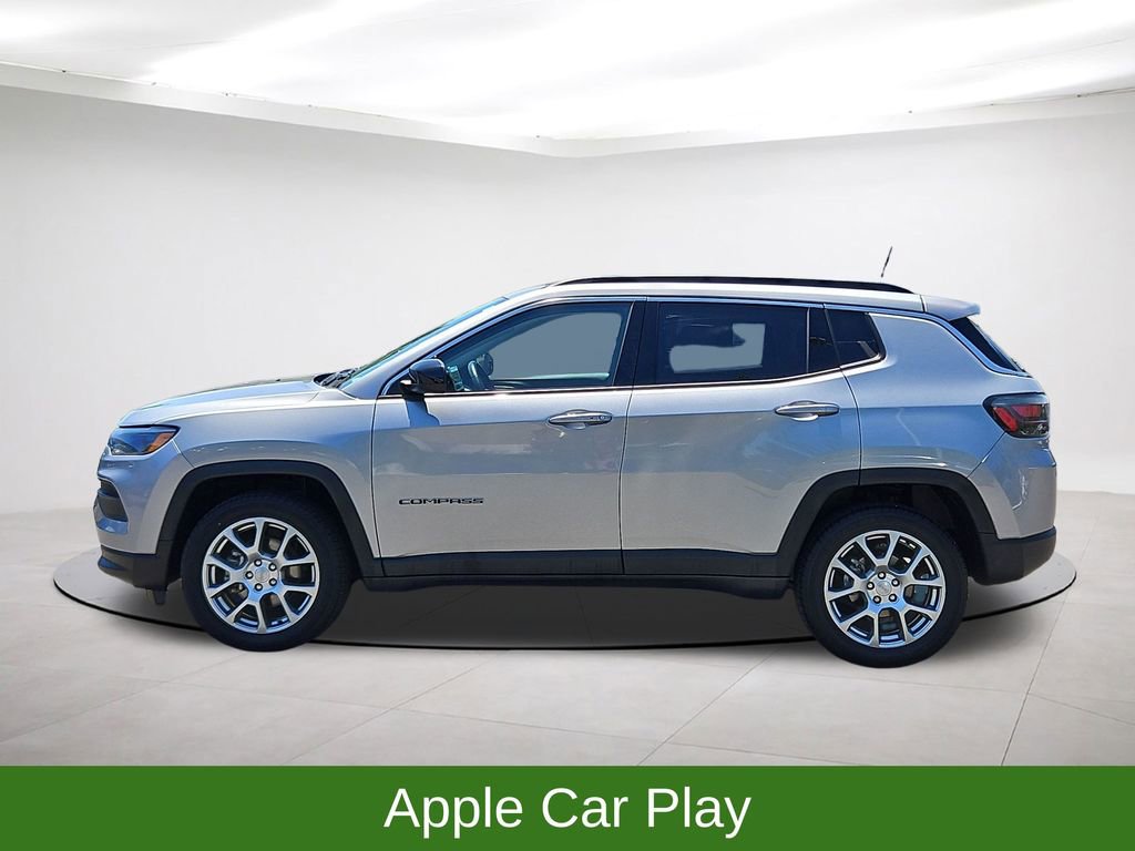 Used 2022 Jeep Compass Latitude w/ Sun and Sound Group AWD/4WD image 4