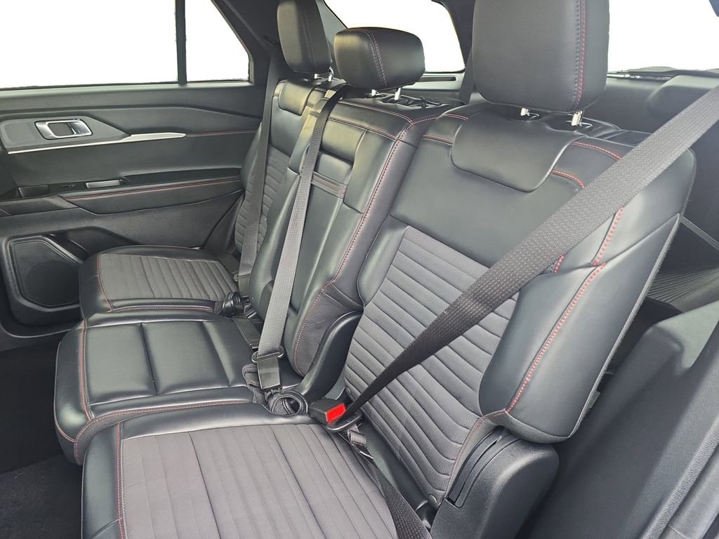 Used 2025 Ford Explorer ST-Line w/ ST-Line Street Pack image 14