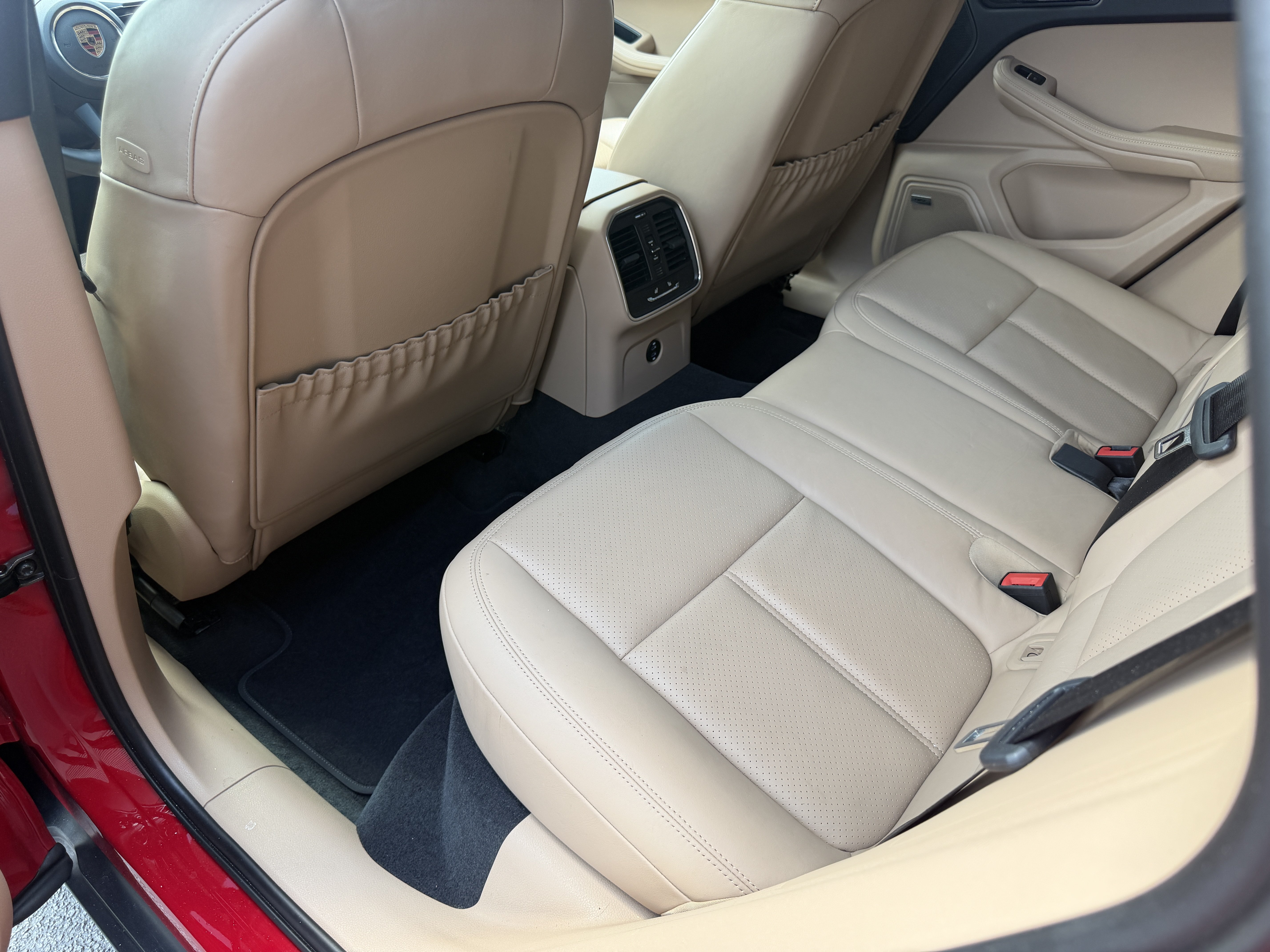 Certified 2024 Porsche Macan AWD/4WD image 17