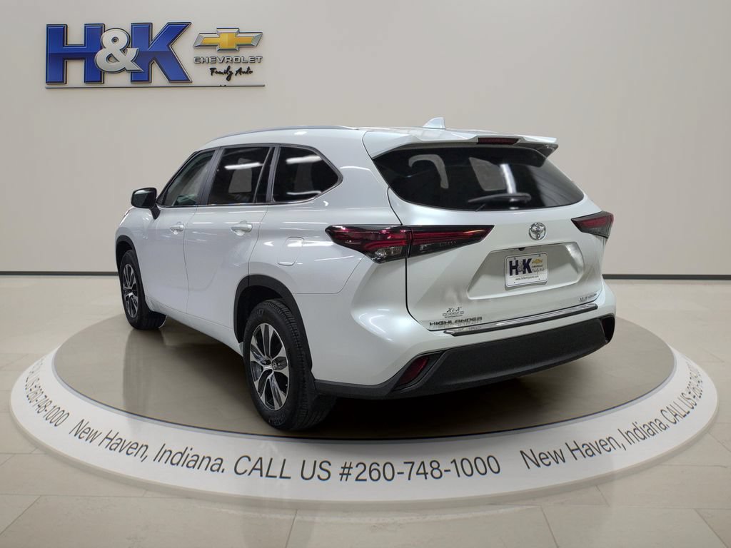 Used 2024 Toyota Highlander XLE AWD/4WD image 4