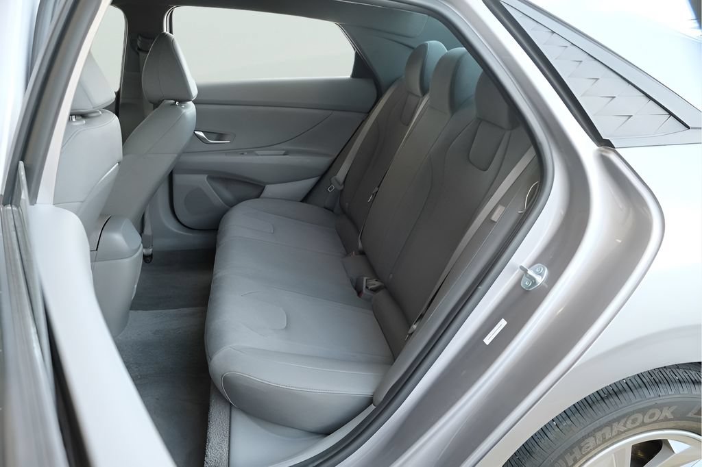 Used 2025 Hyundai Elantra SE FWD image 8