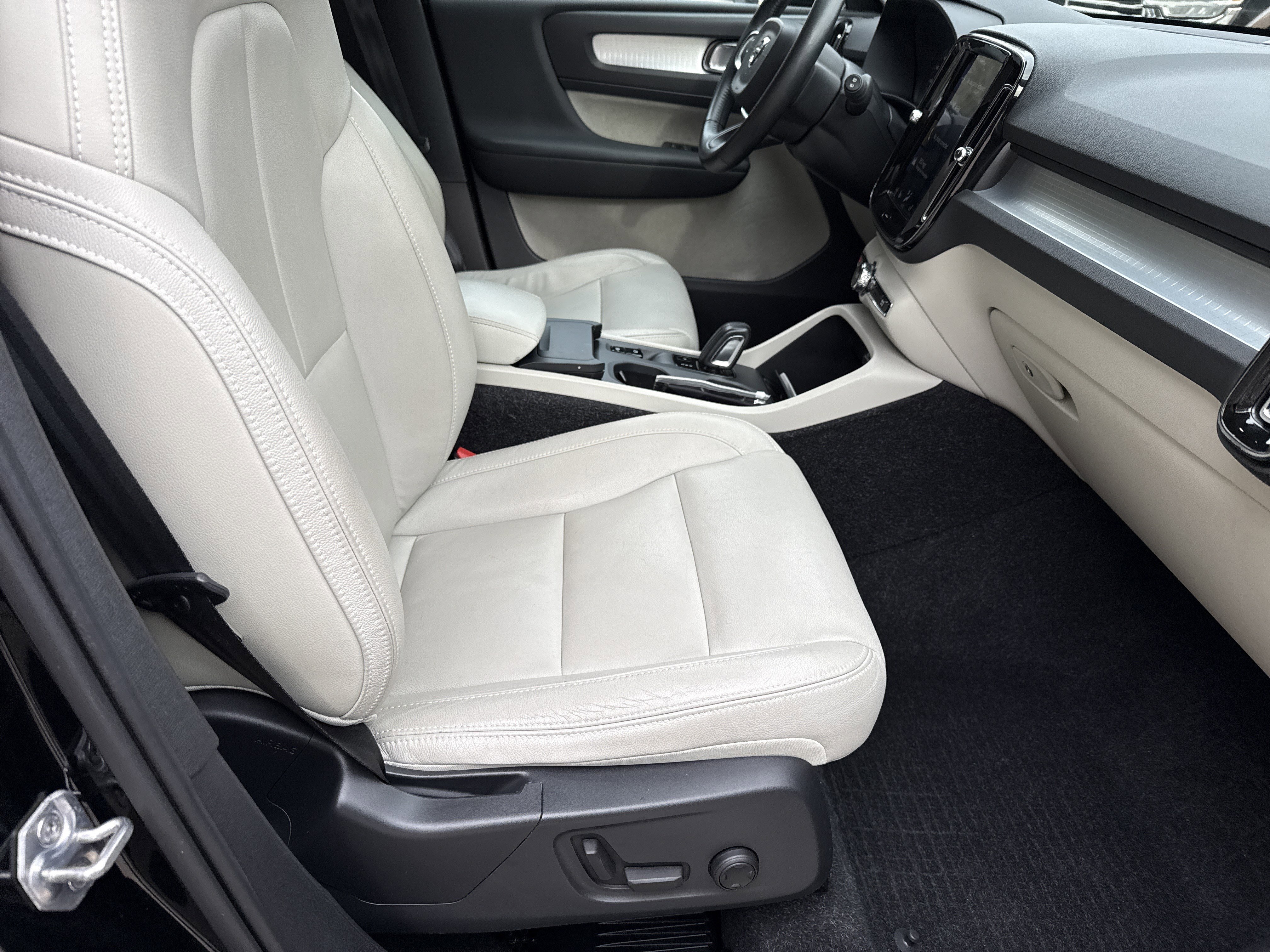 Used 2019 Volvo XC40 T5 Momentum image 13