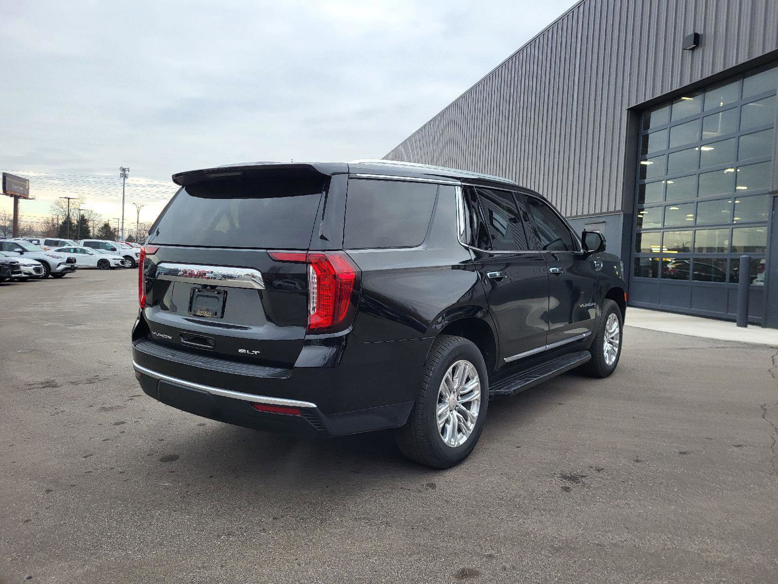Used 2023 GMC Yukon SLT w/ SLT Premium Package image 3