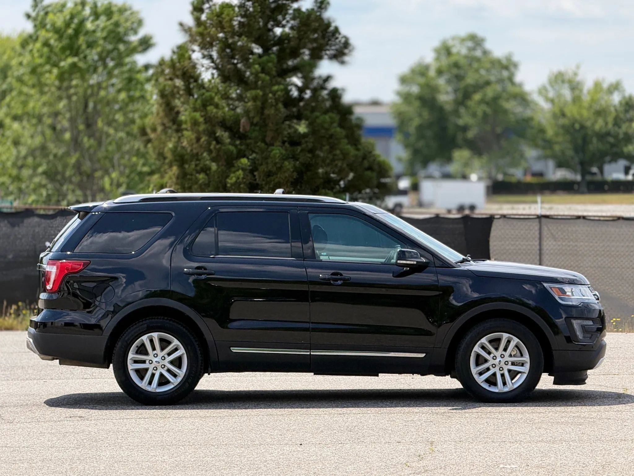 Used 2016 Ford Explorer XLT w/ Equipment Group 202A FWD image 7