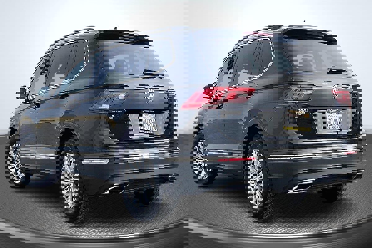 Used 2018 Volkswagen Tiguan SE w/ Panoramic Sunroof Package FWD image 2