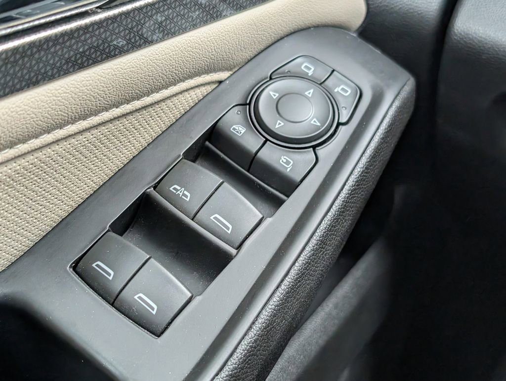 Used 2023 Chevrolet Traverse Premier FWD image 27