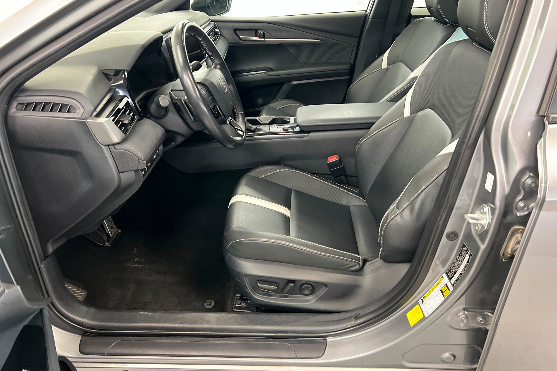 Used 2025 Toyota Camry SE FWD image 18