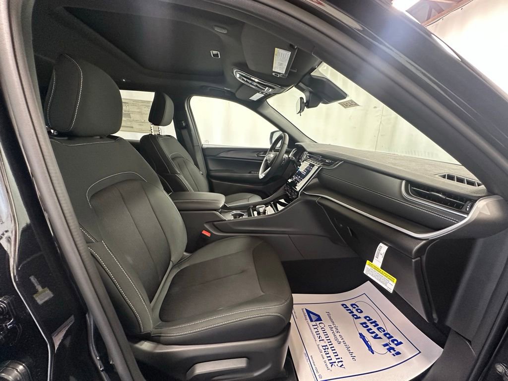 New 2025 Jeep Grand Cherokee L Laredo image 16