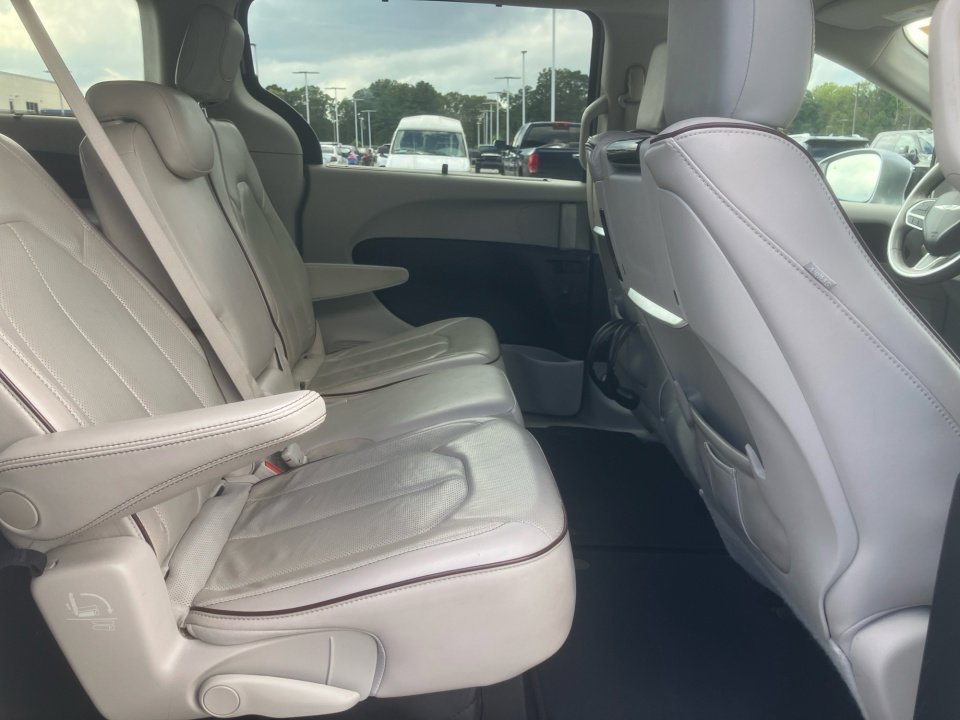 Used 2017 Chrysler Pacifica Limited image 33