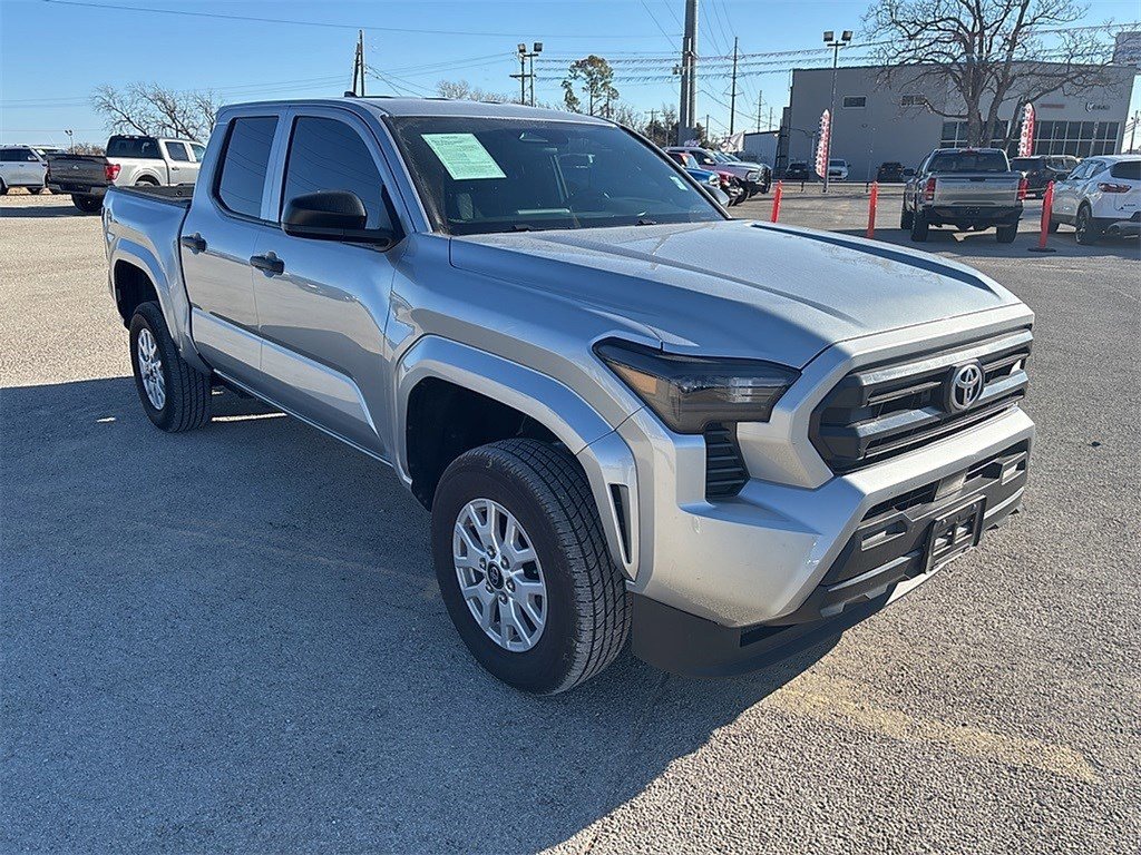 Used 2025 Toyota Tacoma SR image 3