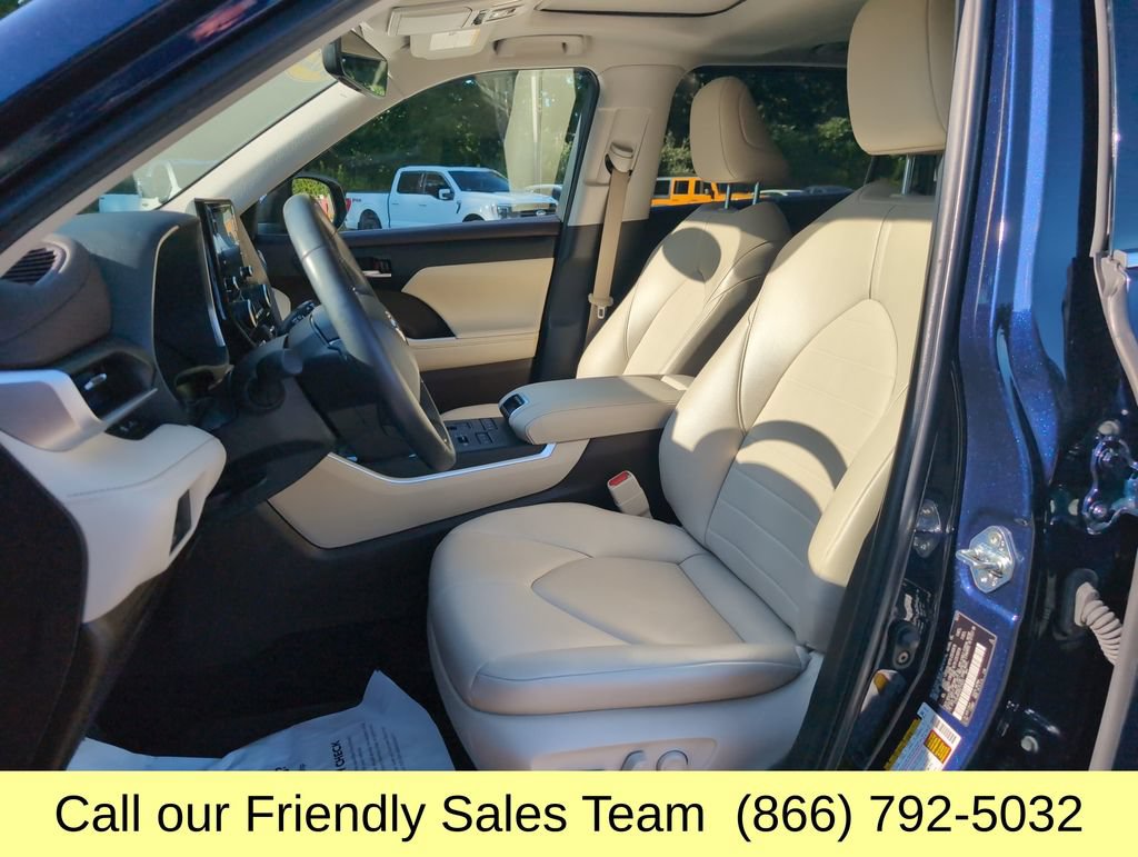 Used 2022 Toyota Highlander XLE AWD/4WD image 11