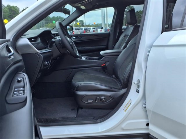 New 2025 Jeep Grand Cherokee L Altitude image 14