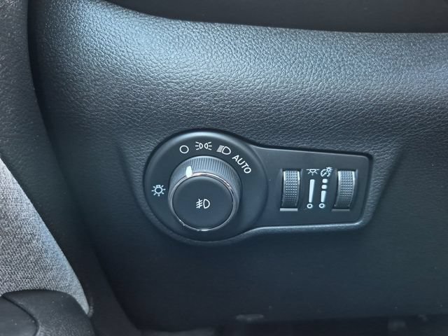 Used 2024 Jeep Compass Latitude w/ Sun and Sound Group AWD/4WD image 25