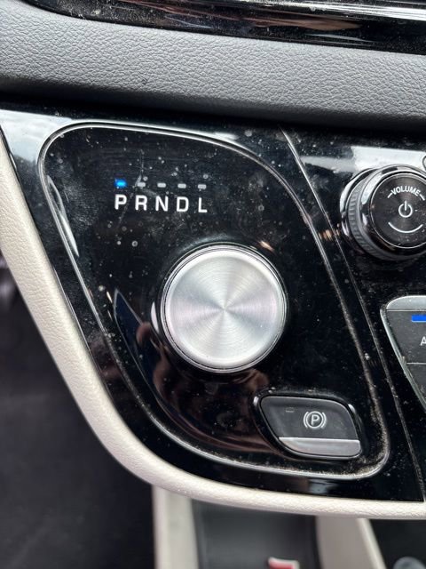 Used 2024 Chrysler Pacifica Touring-L image 25