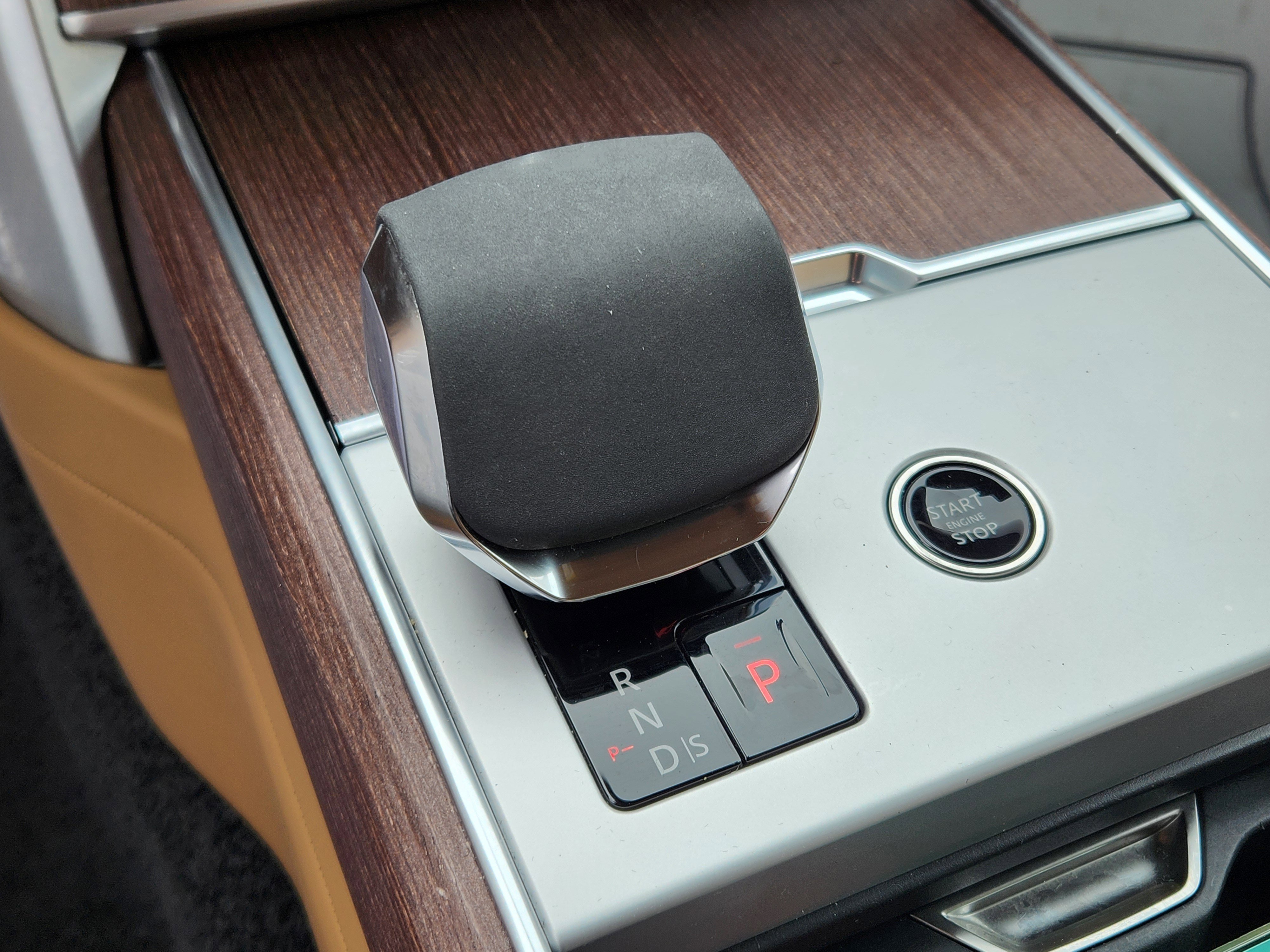 Certified 2024 Land Rover Range Rover Long Wheelbase SE image 23