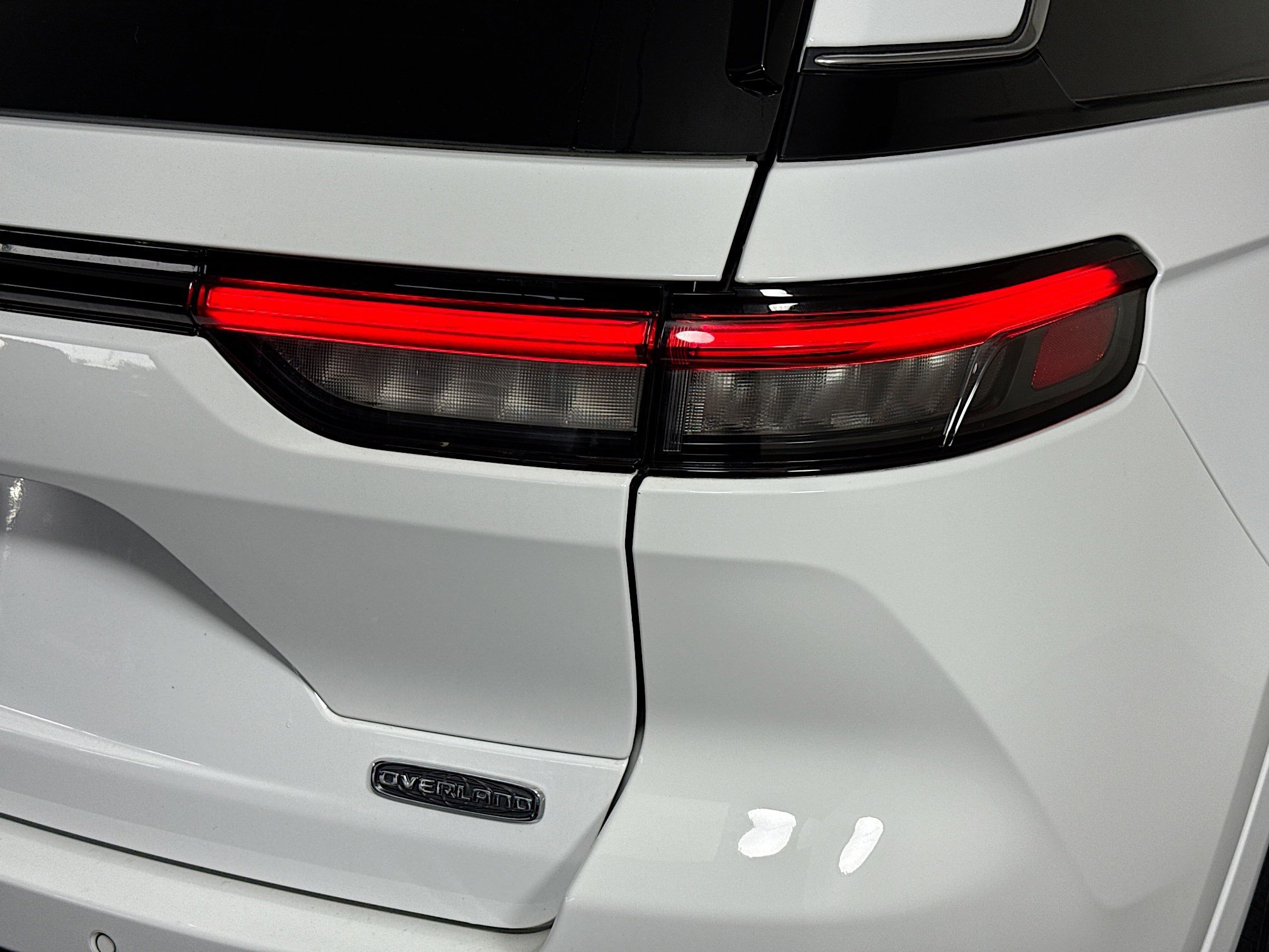 Used 2023 Jeep Grand Cherokee Overland w/ Advanced Protech Group III image 34