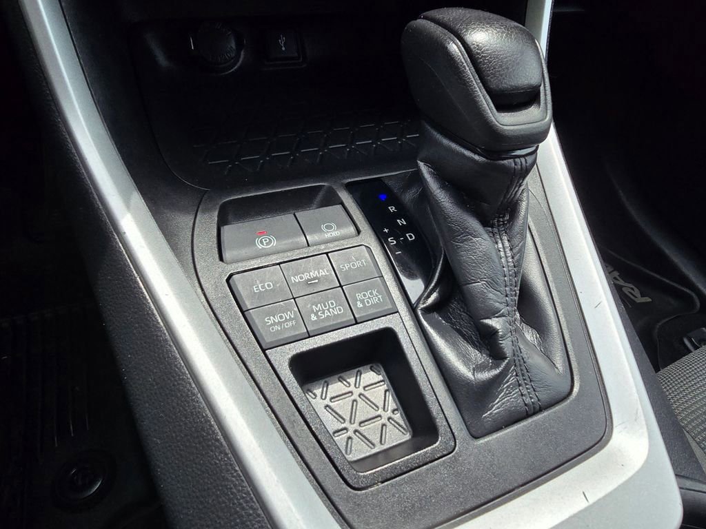 Used 2021 Toyota RAV4 LE AWD/4WD image 26