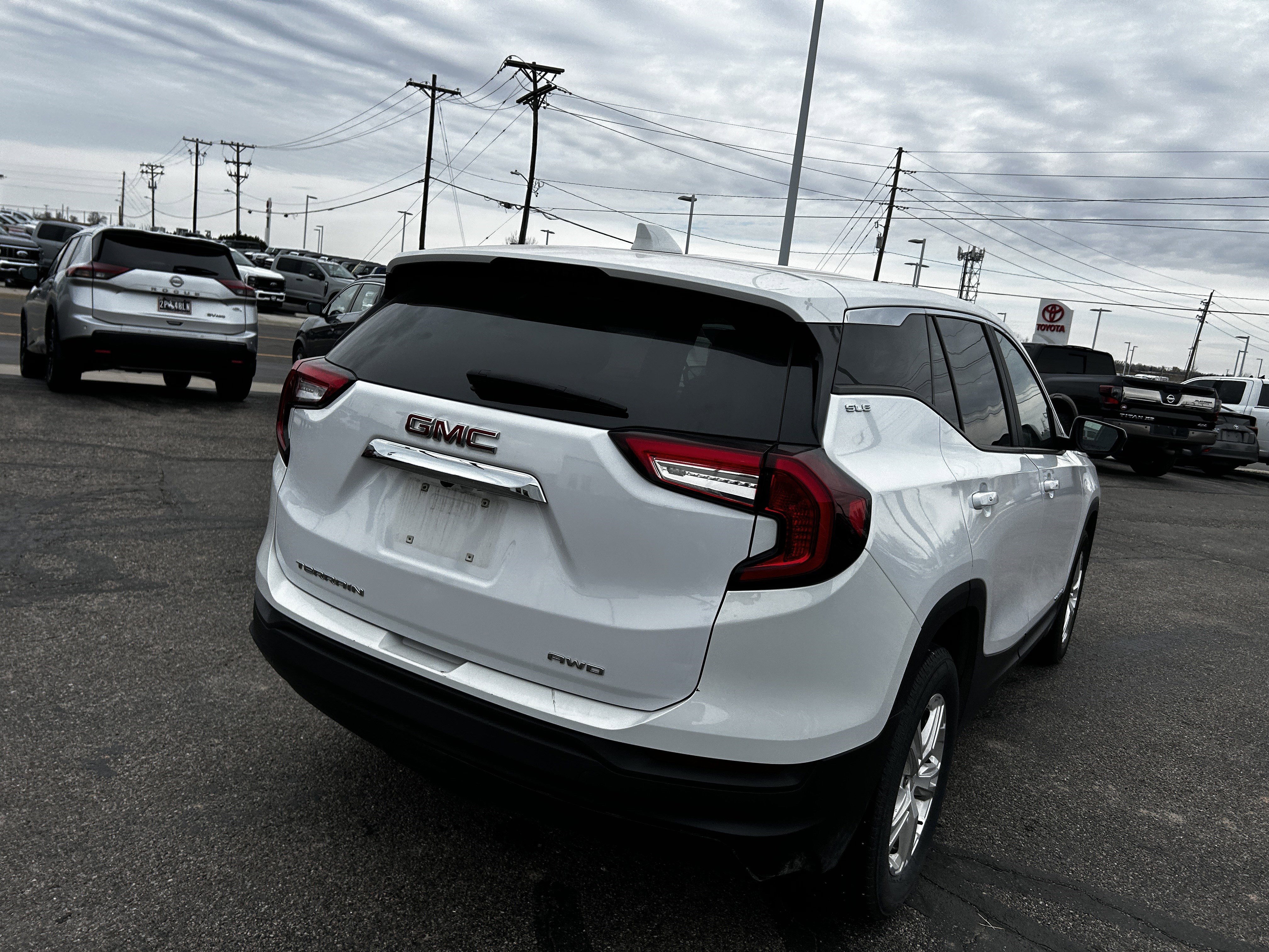 Used 2024 GMC Terrain SLE image 5