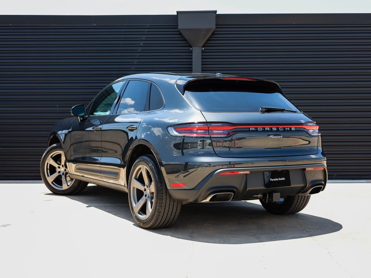 Certified 2025 Porsche Macan image 3