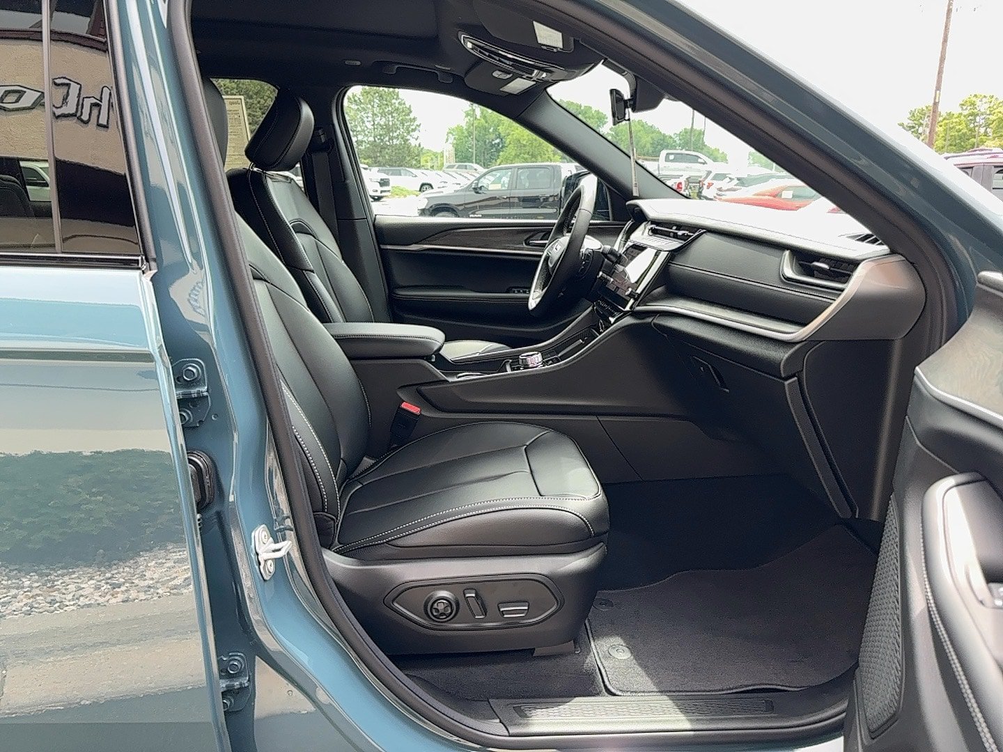 New 2026 Jeep Grand Cherokee L Limited w/ Limited Altitude Package AWD/4WD image 6