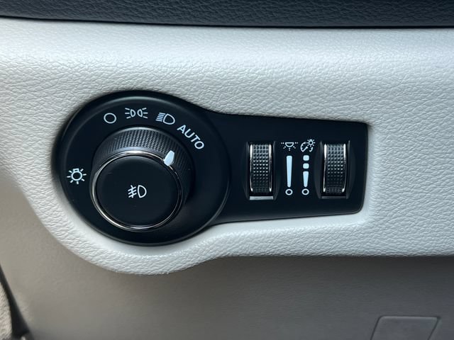 Used 2024 Chrysler Pacifica Limited FWD image 21