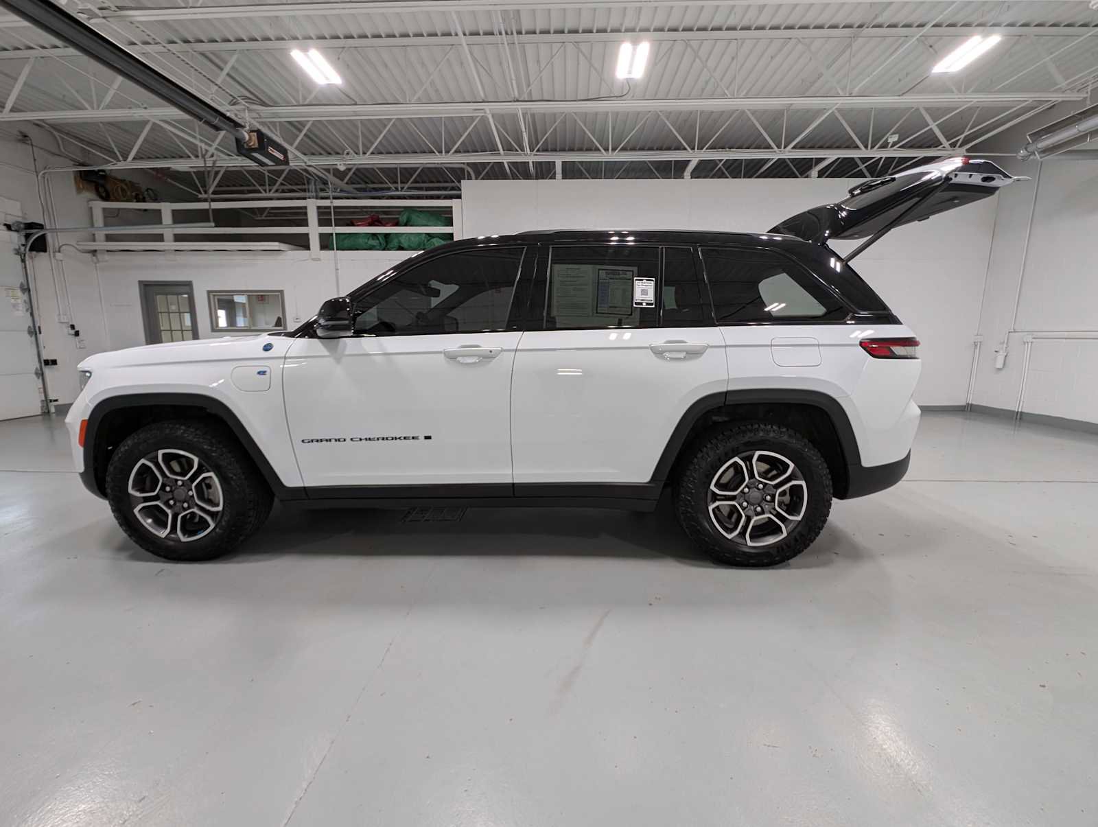 Used 2024 Jeep Grand Cherokee Trailhawk image 13