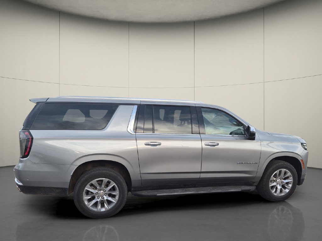 Used 2025 Chevrolet Suburban Premier AWD/4WD image 8