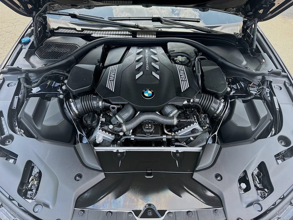 Used 2023 BMW M550i xDrive w/ Dynamic Handling Package AWD/4WD image 31