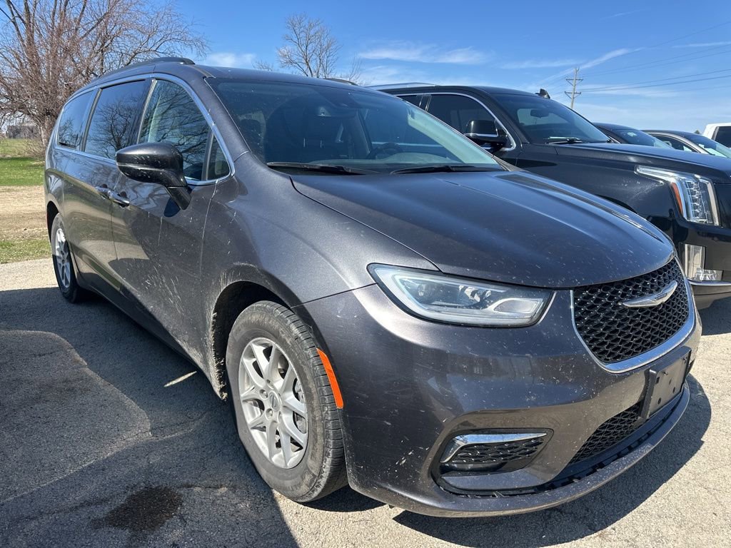 Used 2022 Chrysler Pacifica Touring-L image 2