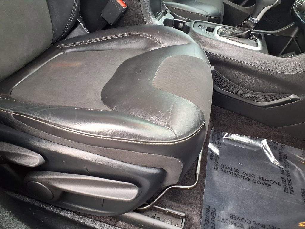 Used 2018 Jeep Cherokee Latitude Plus w/ Comfort/Convenience Group image 17