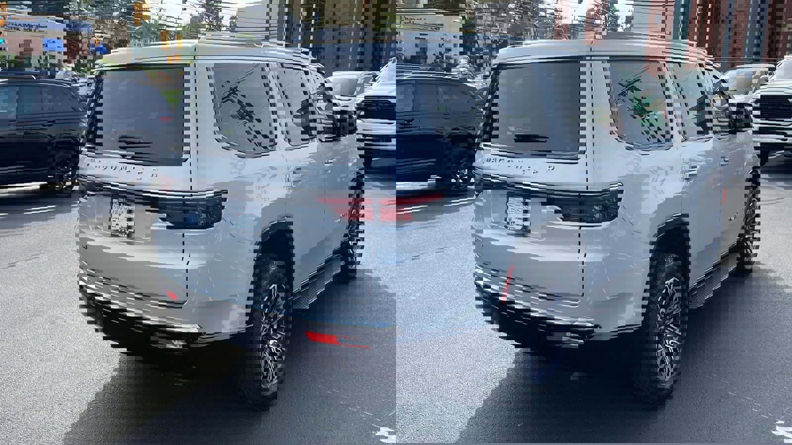 Used 2025 Jeep Wagoneer 4WD w/ Premium Group I image 28