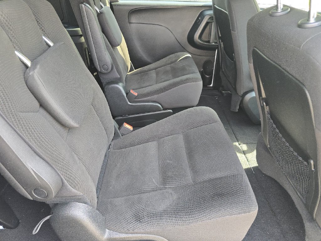 Used 2017 Dodge Grand Caravan SE FWD image 16