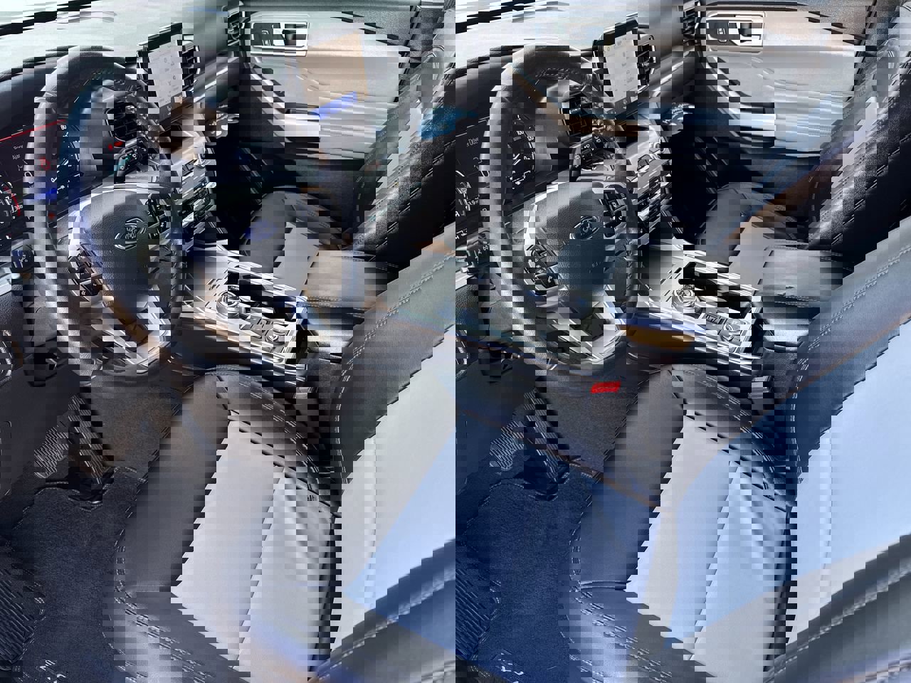 Used 2022 Ford Explorer XLT w/ Equipment Group 202A image 10