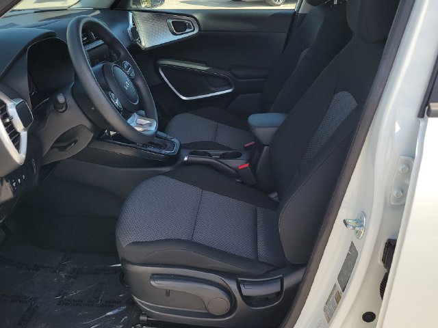 Certified 2025 Kia Soul LX w/ LX Technology Package FWD image 9